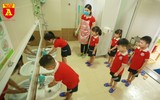 Cận cảnh bữa ăn bán trú của học sinh trong ngày đầu đi học